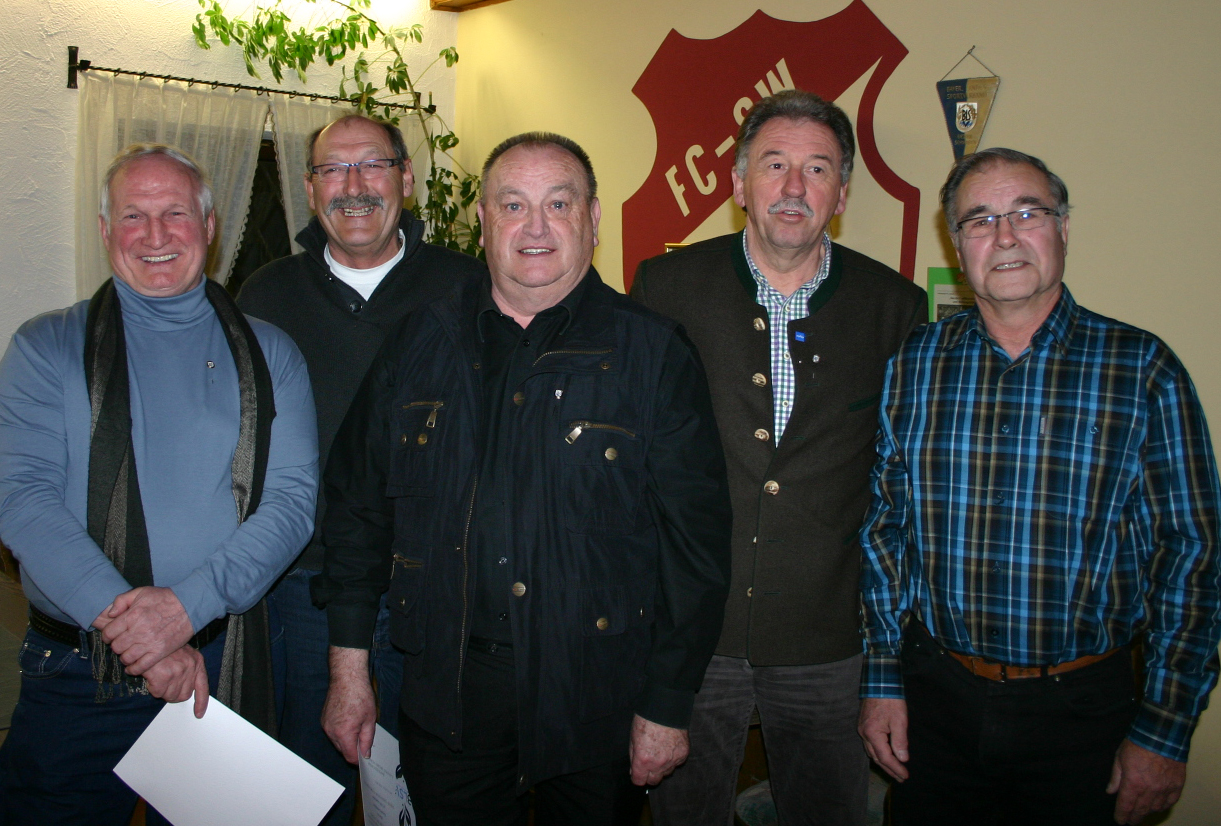 Ehrungen beim FC Schwarz-Weiß Sonthofen (von links nach rechts): Walter Winkler und Frederik Gembe wurden für 50-jährige Mitgliedschaft ausgezeichnet, Ernst Enhuber ist seit 55 Jahren dabei, Bürgermeister Hubert Buhl erhielt die Urkunde für 40-jährige Mitgliedschaft im Verein von Karl-Heinz Leitermeier. 